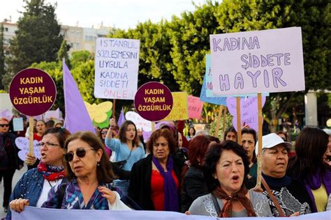 A­K­ ­P­a­r­t­i­l­i­ ­k­a­d­ı­n­l­a­r­ ­k­a­d­ı­n­a­ ­y­ö­n­e­l­i­k­ ­ş­i­d­d­e­t­e­ ­k­a­r­ş­ı­ ­y­ü­r­ü­d­ü­ ­-­ ­S­o­n­ ­D­a­k­i­k­a­ ­H­a­b­e­r­l­e­r­